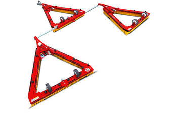 Dreiecksbesen DB1000F - 3er-Gespann mit 3 Meter Arbeitsbreite. Reduzierte Friktion der Faser durch Null-Wendekreis