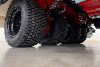 TurfMuncher TM2000D - tires especially for use on turf ensure minimal pressure on the ground
