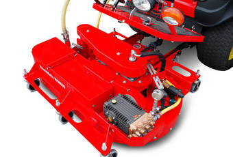 WashMatic WM800 - Dispositif monté à l'avant avec une turbine rotative équipée de 8 buses haute pression, manomètre et vanne pour une pression de pulvérisation allant jusqu'à 140 bars.