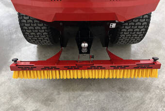 TurfBoy TB1 - Largeur de travail du balai arrière, extensible de 800 mm à 1 200 mm