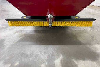TurfBoy TB2 / TB2T - Rangée de brosses.  La largeur de travail adaptable de 800 à 1 200 mm. 