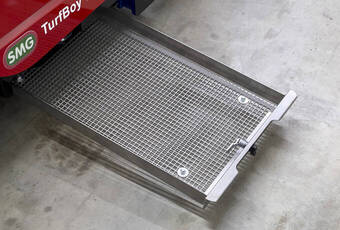 TurfBoy TB2 / TB2T - Tamis vibrant réglable de 4 à 10 mm, nettoie les salissuresdu matériau de remplissage et redistribution du matériau filtré et propre.