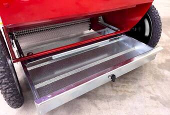 CarpetWonder CW95 - Grâce au tamis à vibrations, les granulés nettoyés retombent sur le sol.
