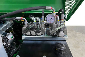 MixMatic M1202 - Steering elements protected under the engine hood. 