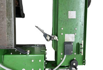 PlanoMatic P828 - einstellbare Leitbleche sorgen für Materialvorlage auf ganzer Bohlenbreite. 