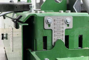 PlanoMatic P828 - elektrische Spindeln an der Bohle mit Sensorik und Skala