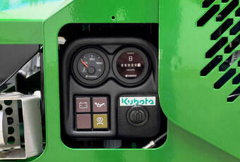 GranuMatic G402D - Kubota Instrumentenkasten mit Kontrollelementen. 