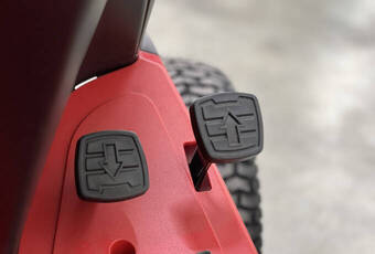 TurfBoy TB1 - Commandes de fonctionnement disposées de manière ergonomique.