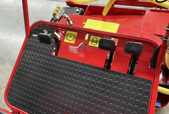 WashMatic WM800 - Repose-pieds amorti des vibrations, pouvant être incliné verticalement vers le siège du conducteur. Frein de stationnement, blocage de différentiel, pédale de marche avant et pédale de marche arrière.