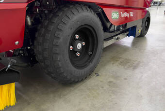 TurfBoy TB2 / TB2T - Pneus spécialement conçus pour une utilisation sur gazon garantissent une pression minimale sur le sol.