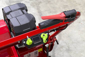 TurfSoft TS2 DC - Ergonomically arranged operating controls.