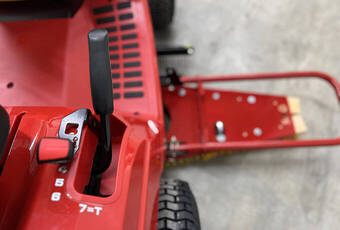 TurfBoy TB1 Eco - Ergonomically arranged operating controls.
