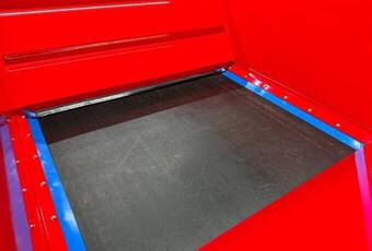 Streuer SP1400 - Materialbehälter mit einem Grundvolumen von 1,4 m³ und Förderband.