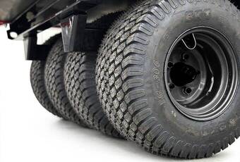 Streuer SP1400 - Vier großvolumige Reifen für minimalen Flächendruck.