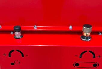 Streuer SP1400 - Hydraulikventile zum Einstellen der Arbeitsgeschwindigkeiten der Ausstreubürste und des Förderbandes.
