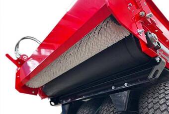 Streuer SP1400 - Ausstreubürste zum gleichmäßigen Verteilen des Einstreumaterials.
