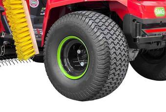 TurfBoy TB1 Eco DC - Des pneus spécialement conçus pour l’usage sur gazon assurent une pression minimale sur le sol.