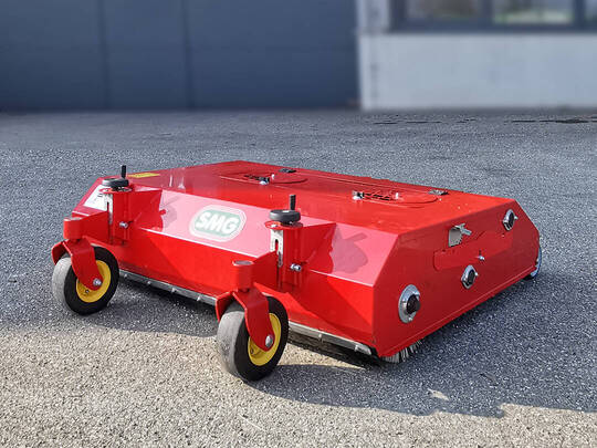Rotating brush device with auger